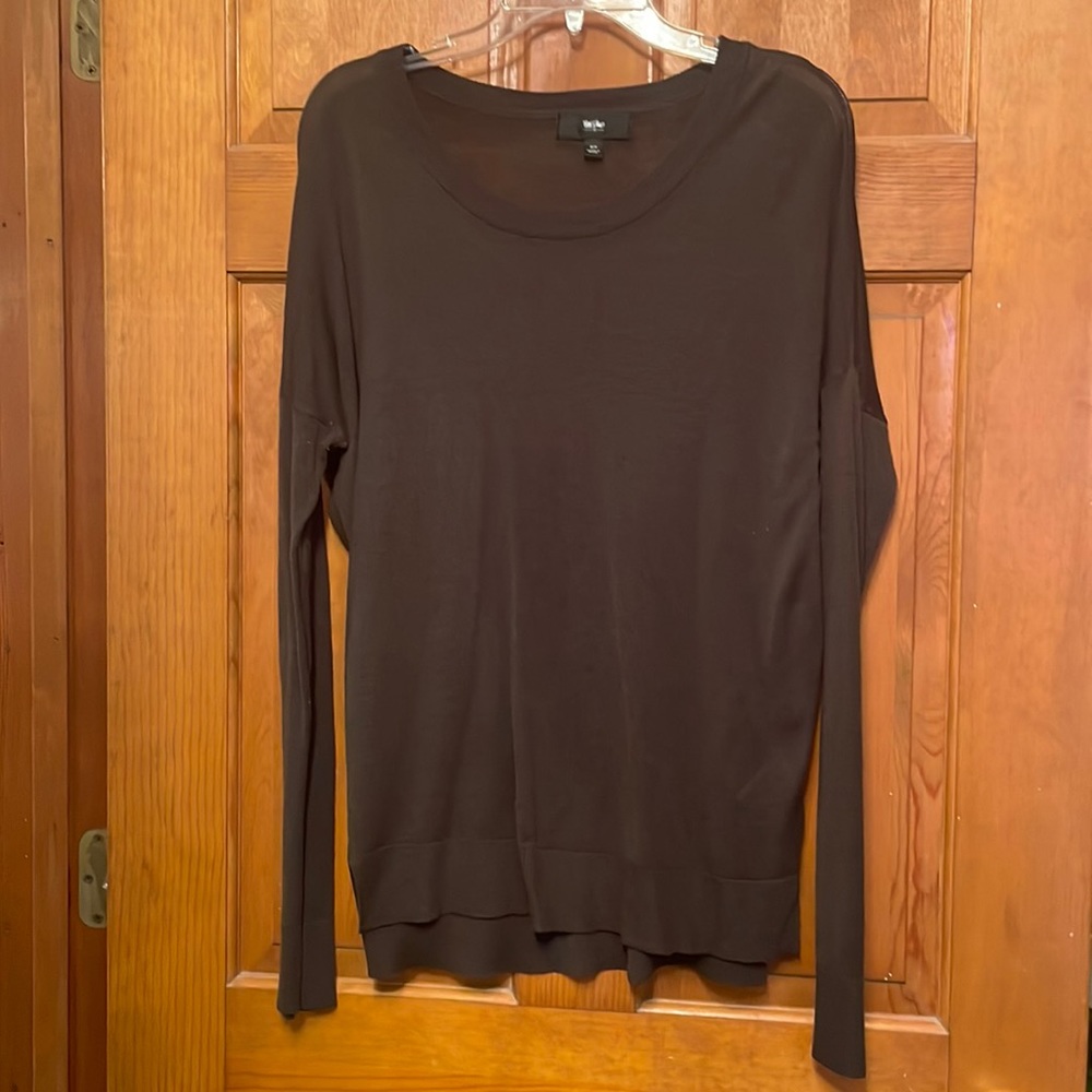 Olive green lightweight crew neck sweater. EUC. Size medium